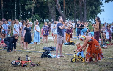 Bialobrzegi, Polonya-Temmuz 13-15, 2019: kişi Wibracje 3,0 Festival Polonya, en büyük farkındalık, müzik ve Polonya yaşam açık hava festivalleri hakkında tutkulu bir konser sırasında eğlenmek