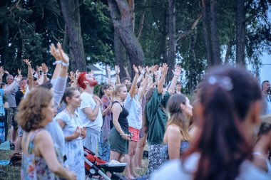 Bialobrzegi, Polonya-Temmuz 13-15, 2019: kişi Wibracje 3,0 Festival Polonya, en büyük farkındalık, müzik ve Polonya yaşam açık hava festivalleri hakkında tutkulu bir konser sırasında eğlenmek