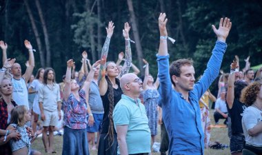 Bialobrzegi, Polonya-Temmuz 13-15, 2019: kişi Wibracje 3,0 Festival Polonya, en büyük farkındalık, müzik ve Polonya yaşam açık hava festivalleri hakkında tutkulu bir konser sırasında eğlenmek