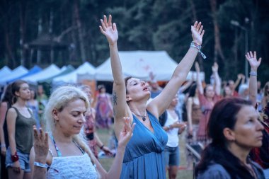Bialobrzegi, Polonya-Temmuz 13-15, 2019: kişi Wibracje 3,0 Festival Polonya, en büyük farkındalık, müzik ve Polonya yaşam açık hava festivalleri hakkında tutkulu bir konser sırasında eğlenmek