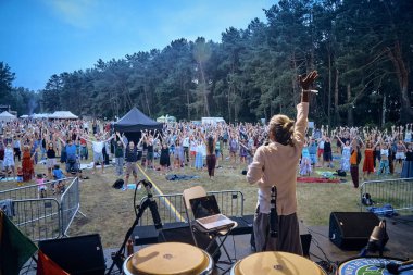 Bialobrzegi, Polonya-Temmuz 13-15, 2019: kişi Wibracje 3,0 Festival Polonya, en büyük farkındalık, müzik ve Polonya yaşam açık hava festivalleri hakkında tutkulu bir konser sırasında eğlenmek