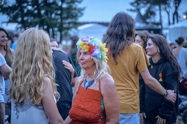 Bialobrzegi, Polonya-Temmuz 13-15, 2019: kişi Wibracje 3,0 Festival Polonya, en büyük farkındalık, müzik ve Polonya yaşam açık hava festivalleri hakkında tutkulu bir konser sırasında eğlenmek