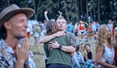 Bialobrzegi, Polonya-Temmuz 13-15, 2019: kişi Wibracje 3,0 Festival Polonya, en büyük farkındalık, müzik ve Polonya yaşam açık hava festivalleri hakkında tutkulu bir konser sırasında eğlenmek
