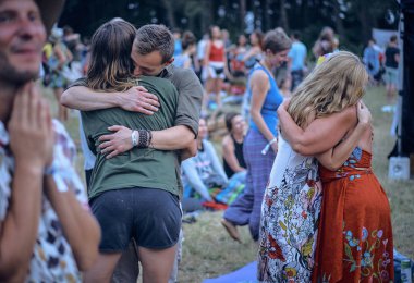 Bialobrzegi, Polonya-Temmuz 13-15, 2019: kişi Wibracje 3,0 Festival Polonya, en büyük farkındalık, müzik ve Polonya yaşam açık hava festivalleri hakkında tutkulu bir konser sırasında eğlenmek