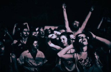 Bialobrzegi, Polonya-Temmuz 13-15, 2019: kişi Wibracje 3,0 Festival Polonya, en büyük farkındalık, müzik ve Polonya yaşam açık hava festivalleri hakkında tutkulu bir konser sırasında eğlenmek