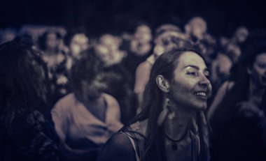 Bialobrzegi, Polonya-Temmuz 13-15, 2019: kişi Wibracje 3,0 Festival Polonya, en büyük farkındalık, müzik ve Polonya yaşam açık hava festivalleri hakkında tutkulu bir konser sırasında eğlenmek