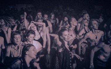 Bialobrzegi, Polonya-Temmuz 13-15, 2019: kişi Wibracje 3,0 Festival Polonya, en büyük farkındalık, müzik ve Polonya yaşam açık hava festivalleri hakkında tutkulu bir konser sırasında eğlenmek