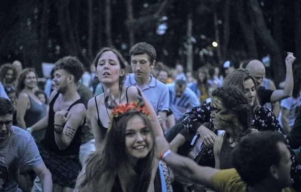 Bialobrzegi, Polsko-Červenec 13-15, 2019: lidé se baví během koncertu na festivalu Wibracje 3,0 Polsko, jedné z největších povědomí, hudby a vášnivého života na otevřeném vzdušných festivalech v Polsku — Stock fotografie