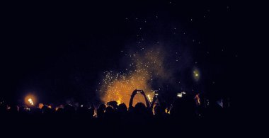 Bialobrzegi, Polonya-Temmuz 13-15, 2019: kişi Wibracje 3,0 Festival Polonya, en büyük farkındalık, müzik ve Polonya yaşam açık hava festivalleri hakkında tutkulu bir konser sırasında eğlenmek