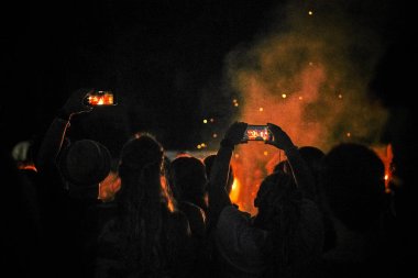Bialobrzegi, Polonya-Temmuz 13-15, 2019: kişi Wibracje 3,0 Festival Polonya, en büyük farkındalık, müzik ve Polonya yaşam açık hava festivalleri hakkında tutkulu bir konser sırasında eğlenmek