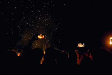 Bialobrzegi, Polonya-Temmuz 13-15, 2019: kişi Wibracje 3,0 Festival Polonya, en büyük farkındalık, müzik ve Polonya yaşam açık hava festivalleri hakkında tutkulu bir konser sırasında eğlenmek