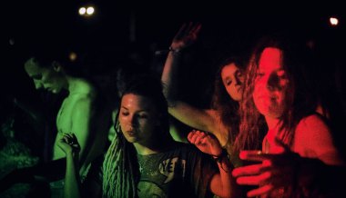 Bialobrzegi, Polonya-Temmuz 13-15, 2019: kişi Wibracje 3,0 Festival Polonya, en büyük farkındalık, müzik ve Polonya yaşam açık hava festivalleri hakkında tutkulu bir konser sırasında eğlenmek