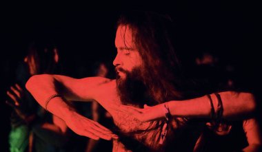 Bialobrzegi, Polonya-Temmuz 13-15, 2019: kişi Wibracje 3,0 Festival Polonya, en büyük farkındalık, müzik ve Polonya yaşam açık hava festivalleri hakkında tutkulu bir konser sırasında eğlenmek