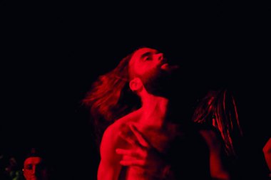 Bialobrzegi, Polonya-Temmuz 13-15, 2019: kişi Wibracje 3,0 Festival Polonya, en büyük farkındalık, müzik ve Polonya yaşam açık hava festivalleri hakkında tutkulu bir konser sırasında eğlenmek