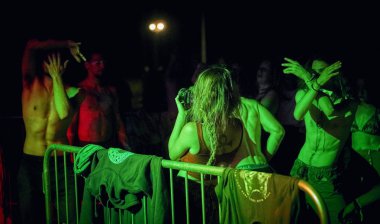 Bialobrzegi, Polonya-Temmuz 13-15, 2019: kişi Wibracje 3,0 Festival Polonya, en büyük farkındalık, müzik ve Polonya yaşam açık hava festivalleri hakkında tutkulu bir konser sırasında eğlenmek