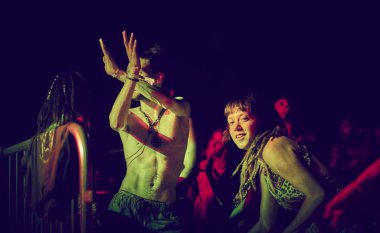 Bialobrzegi, Polonya-Temmuz 13-15, 2019: kişi Wibracje 3,0 Festival Polonya, en büyük farkındalık, müzik ve Polonya yaşam açık hava festivalleri hakkında tutkulu bir konser sırasında eğlenmek