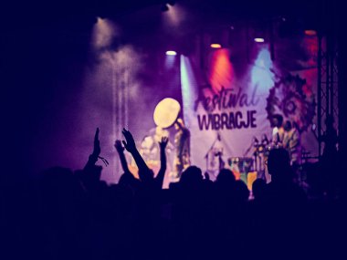 Bialobrzegi, Polonya-Temmuz 13-15, 2019: kişi Wibracje 3,0 Festival Polonya, en büyük farkındalık, müzik ve Polonya yaşam açık hava festivalleri hakkında tutkulu bir konser sırasında eğlenmek