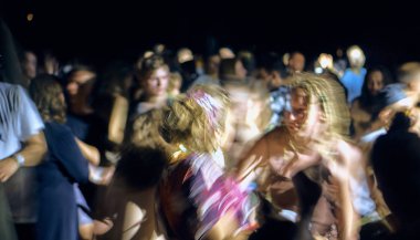Bialobrzegi, Polonya-Temmuz 13-15, 2019: kişi Wibracje 3,0 Festival Polonya, en büyük farkındalık, müzik ve Polonya yaşam açık hava festivalleri hakkında tutkulu bir konser sırasında eğlenmek