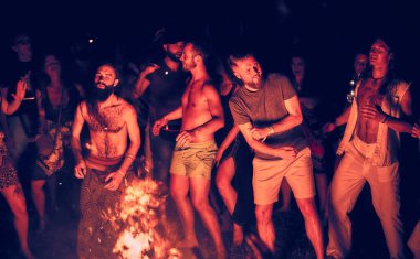 Bialobrzegi, Polonya-Temmuz 13-15, 2019: kişi Wibracje 3,0 Festival Polonya, en büyük farkındalık, müzik ve Polonya yaşam açık hava festivalleri hakkında tutkulu bir konser sırasında eğlenmek