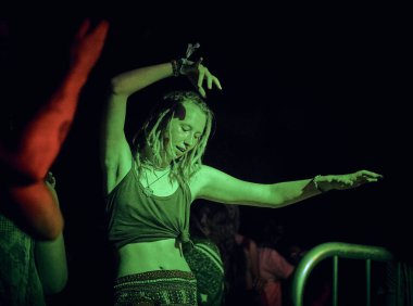 Bialobrzegi, Polonya-Temmuz 13-15, 2019: kişi Wibracje 3,0 Festival Polonya, en büyük farkındalık, müzik ve Polonya yaşam açık hava festivalleri hakkında tutkulu bir konser sırasında eğlenmek