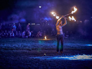 Bialobrzegi, Polonya-Temmuz 13-15, 2019: kişi Wibracje 3,0 Festival Polonya, en büyük farkındalık, müzik ve Polonya yaşam açık hava festivalleri hakkında tutkulu bir konser sırasında eğlenmek