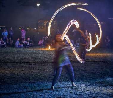 Bialobrzegi, Polonya-Temmuz 13-15, 2019: kişi Wibracje 3,0 Festival Polonya, en büyük farkındalık, müzik ve Polonya yaşam açık hava festivalleri hakkında tutkulu bir konser sırasında eğlenmek