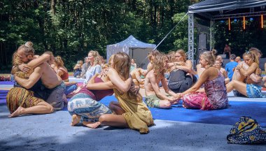 Bialobrzegi, Polonya-Temmuz 13-15, 2019: kişi Wibracje 3,0 Festival Polonya, en büyük farkındalık, müzik ve Polonya yaşam açık hava festivalleri hakkında tutkulu bir konser sırasında eğlenmek