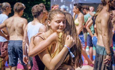 Bialobrzegi, Polonya-Temmuz 13-15, 2019: kişi Wibracje 3,0 Festival Polonya, en büyük farkındalık, müzik ve Polonya yaşam açık hava festivalleri hakkında tutkulu bir konser sırasında eğlenmek