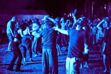 Bialobrzegi, Polonya-Temmuz 13-15, 2019: kişi Wibracje 3,0 Festival Polonya, en büyük farkındalık, müzik ve Polonya yaşam açık hava festivalleri hakkında tutkulu bir konser sırasında eğlenmek