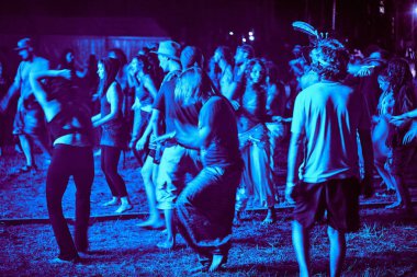 Bialobrzegi, Polonya-Temmuz 13-15, 2019: kişi Wibracje 3,0 Festival Polonya, en büyük farkındalık, müzik ve Polonya yaşam açık hava festivalleri hakkında tutkulu bir konser sırasında eğlenmek