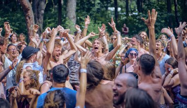 Bialobrzegi, Polonya-Temmuz 13-15, 2019: kişi Wibracje 3,0 Festival Polonya, en büyük farkındalık, müzik ve Polonya yaşam açık hava festivalleri hakkında tutkulu bir konser sırasında eğlenmek