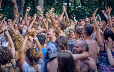Bialobrzegi, Polonya-Temmuz 13-15, 2019: kişi Wibracje 3,0 Festival Polonya, en büyük farkındalık, müzik ve Polonya yaşam açık hava festivalleri hakkında tutkulu bir konser sırasında eğlenmek