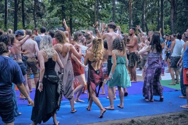 Bialobrzegi, Polonya-Temmuz 13-15, 2019: kişi Wibracje 3,0 Festival Polonya, en büyük farkındalık, müzik ve Polonya yaşam açık hava festivalleri hakkında tutkulu bir konser sırasında eğlenmek