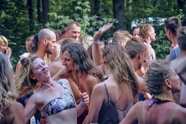 Bialobrzegi, Polonya-Temmuz 13-15, 2019: kişi Wibracje 3,0 Festival Polonya, en büyük farkındalık, müzik ve Polonya yaşam açık hava festivalleri hakkında tutkulu bir konser sırasında eğlenmek