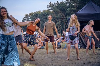 Bialobrzegi, Polonya-Temmuz 13-15, 2019: kişi Wibracje 3,0 Festival Polonya, en büyük farkındalık, müzik ve Polonya yaşam açık hava festivalleri hakkında tutkulu bir konser sırasında eğlenmek