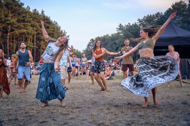 Bialobrzegi, Polonya-Temmuz 13-15, 2019: kişi Wibracje 3,0 Festival Polonya, en büyük farkındalık, müzik ve Polonya yaşam açık hava festivalleri hakkında tutkulu bir konser sırasında eğlenmek