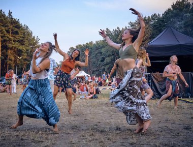 Bialobrzegi, Polonya-Temmuz 13-15, 2019: kişi Wibracje 3,0 Festival Polonya, en büyük farkındalık, müzik ve Polonya yaşam açık hava festivalleri hakkında tutkulu bir konser sırasında eğlenmek