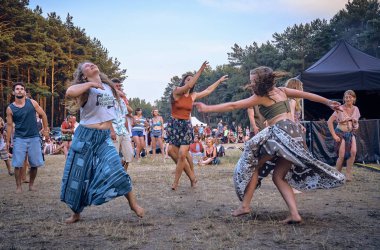 Bialobrzegi, Polonya-Temmuz 13-15, 2019: kişi Wibracje 3,0 Festival Polonya, en büyük farkındalık, müzik ve Polonya yaşam açık hava festivalleri hakkında tutkulu bir konser sırasında eğlenmek