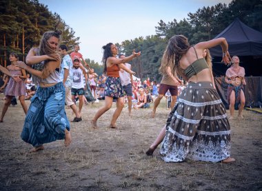 Bialobrzegi, Polonya-Temmuz 13-15, 2019: kişi Wibracje 3,0 Festival Polonya, en büyük farkındalık, müzik ve Polonya yaşam açık hava festivalleri hakkında tutkulu bir konser sırasında eğlenmek