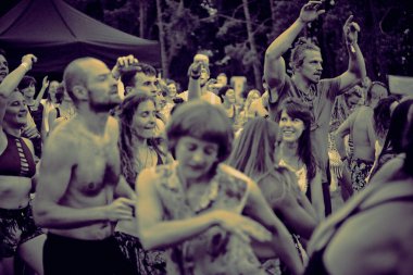 Bialobrzegi, Polonya-Temmuz 13-15, 2019: kişi Wibracje 3,0 Festival Polonya, en büyük farkındalık, müzik ve Polonya yaşam açık hava festivalleri hakkında tutkulu bir konser sırasında eğlenmek