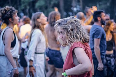 Bialobrzegi, Polonya-Temmuz 13-15, 2019: kişi Wibracje 3,0 Festival Polonya, en büyük farkındalık, müzik ve Polonya yaşam açık hava festivalleri hakkında tutkulu bir konser sırasında eğlenmek