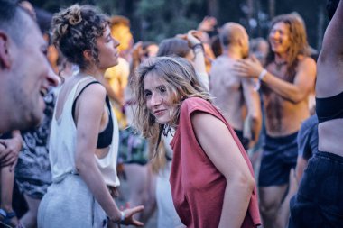 Bialobrzegi, Polonya-Temmuz 13-15, 2019: kişi Wibracje 3,0 Festival Polonya, en büyük farkındalık, müzik ve Polonya yaşam açık hava festivalleri hakkında tutkulu bir konser sırasında eğlenmek