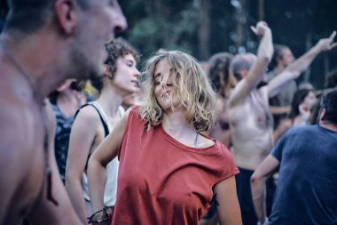 Bialobrzegi, Polonya-Temmuz 13-15, 2019: kişi Wibracje 3,0 Festival Polonya, en büyük farkındalık, müzik ve Polonya yaşam açık hava festivalleri hakkında tutkulu bir konser sırasında eğlenmek
