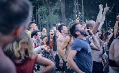 Bialobrzegi, Polonya-Temmuz 13-15, 2019: kişi Wibracje 3,0 Festival Polonya, en büyük farkındalık, müzik ve Polonya yaşam açık hava festivalleri hakkında tutkulu bir konser sırasında eğlenmek