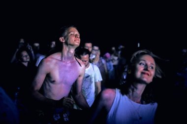Bialobrzegi, Polonya-Temmuz 13-15, 2019: kişi Wibracje 3,0 Festival Polonya, en büyük farkındalık, müzik ve Polonya yaşam açık hava festivalleri hakkında tutkulu bir konser sırasında eğlenmek