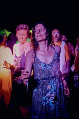 Bialobrzegi, Polonya-Temmuz 13-15, 2019: kişi Wibracje 3,0 Festival Polonya, en büyük farkındalık, müzik ve Polonya yaşam açık hava festivalleri hakkında tutkulu bir konser sırasında eğlenmek