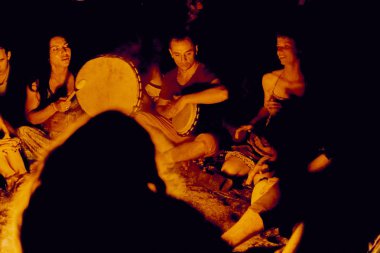 Bialobrzegi, Polonya-Temmuz 13-15, 2019: kişi Wibracje 3,0 Festival Polonya, en büyük farkındalık, müzik ve Polonya yaşam açık hava festivalleri hakkında tutkulu bir konser sırasında eğlenmek