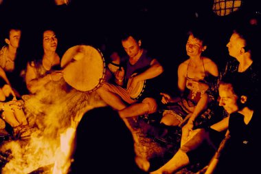 Bialobrzegi, Polonya-Temmuz 13-15, 2019: kişi Wibracje 3,0 Festival Polonya, en büyük farkındalık, müzik ve Polonya yaşam açık hava festivalleri hakkında tutkulu bir konser sırasında eğlenmek