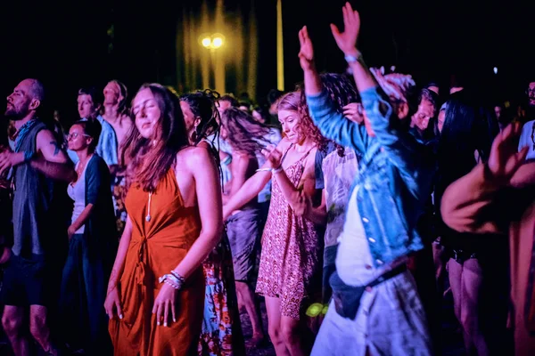 Bialobrzegi, Lengyelország-július 13-15, 2019: az emberek a szórakozás során koncert a Wibracje 3,0 fesztivál Lengyelországban, az egyik legnagyobb tudatosság, a zene és szenvedélyes élet szabadtéri fesztiválok Lengyelországban — Stock Fotó