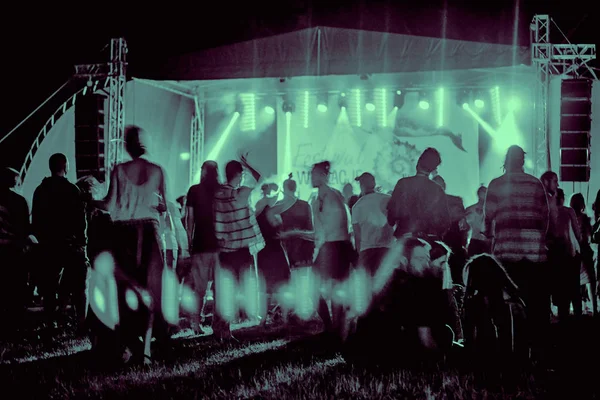 Bialobrzegi, Polsko-Červenec 13-15, 2019: lidé se baví během koncertu na festivalu Wibracje 3,0 Polsko, jedné z největších povědomí, hudby a vášnivého života na otevřeném vzdušných festivalech v Polsku — Stock fotografie